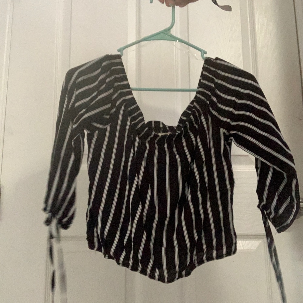Off-the-shoulder crop top long sleeve